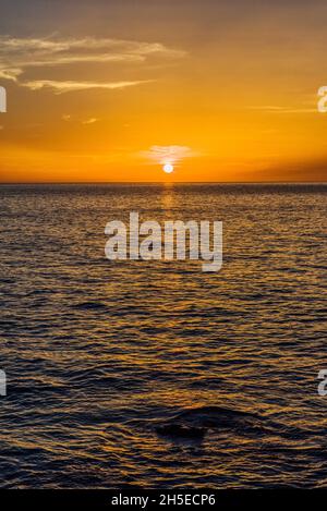 Vista al tramonto sul mare a Puerto de Mogan a Gran Canaria Foto Stock