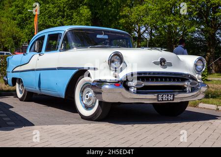 1955 auto Oldsmobile classica sul parcheggio durante l'evento Rock Around the Jukebox. Rosmalen, Paesi Bassi - 8 maggio 2016 Foto Stock