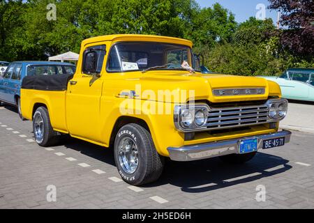 1959 Ford F100 pick-up camion sul parcheggio. Rosmalen, Paesi Bassi - 8 maggio 2016 Foto Stock