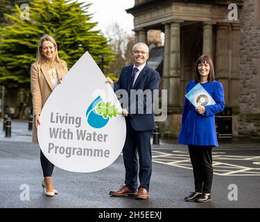 (Da sinistra a destra) la Rt. On. Il Signore Sindaco di Belfast, il Consigliere Kate Nicholl, Paddy Brow, responsabile del programma Living with Water, e il Ministro per le infrastrutture dell'Irlanda del Nord Nicola Mallon, durante il lancio di NI Water's, Living with Water Program al Castello di Belfast. Foto Stock