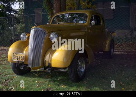 Un'antica berlina 1937 Chevrolet a 2 porte parcheggiata fuori dalla Bayside Historical Society nel Queens ad una mostra d'auto d'epoca. Foto Stock