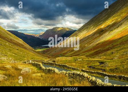 Guardando lungo il passo Kirkstone verso Brothers Water nel Lake District National Park a novembre Foto Stock