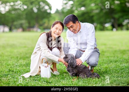 Coppia giapponese senior in un parco cittadino Foto Stock