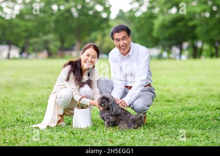 Coppia giapponese senior in un parco cittadino Foto Stock