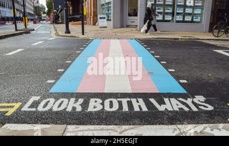 Londra, Regno Unito. 9 novembre 2021. Quattro nuovi incroci con colori della bandiera trans sono stati svelati su Marchmont Street e Tavistock Place a Bloomsbury, a sostegno della comunità trans. Credit: Vuk Valcic / Alamy Live News Foto Stock