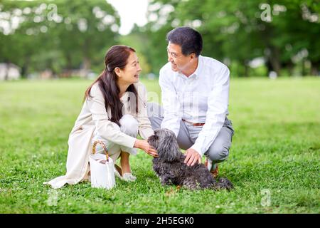 Coppia giapponese senior in un parco cittadino Foto Stock