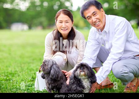 Coppia giapponese senior in un parco cittadino Foto Stock