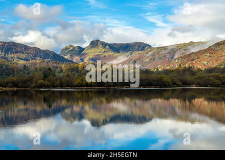 Una bella vista dei Langdale Pikes nel Lake District riflessa nel lago Elterwater Foto Stock