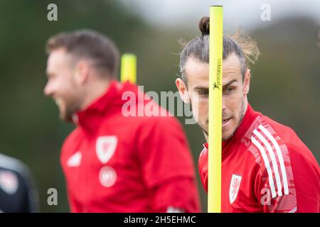 Hensol, Galles, Regno Unito. 9 novembre 2021. GarethBale durante la formazione della nazionale di calcio del Galles al vale Resort prima delle due finali della Coppa del mondo 2022 partite di qualificazione contro Bielorussia e Belgio. Credit: Mark Hawkins/Alamy Live News Foto Stock