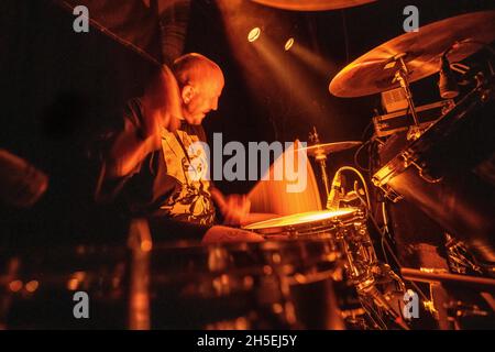 Copenaghen, Danimarca. 06 novembre 2021. La band metal danese LLNN suona un concerto dal vivo al Pumephuset di Copenaghen. (Photo credit: Gonzales Photo - Peter Troest). Foto Stock