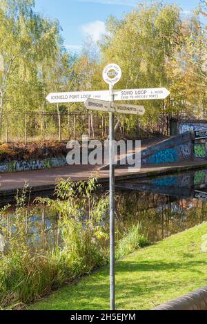 BCNS direzione segnaletica a Rotton Park Junction sulla Birmingham Canal Old Line a Ladywood, Birmingham Foto Stock