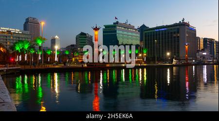 Illuminato Cumhuriyet Square lungo la costa del Mar Egeo a Izmir al crepuscolo Foto Stock