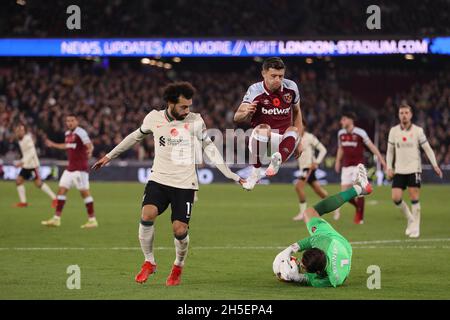 Lukasz Fabianski di West Ham United riunisce la palla come Mohamed Salah di Liverpool e Aaron Cresswell di West Ham United chiudono in - West Ham United contro Liverpool, Premier League, London Stadium, London, UK - 7 novembre 2021 solo per uso editoriale - si applicano le restrizioni DataCo Foto Stock