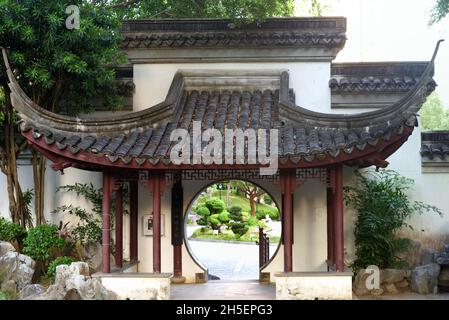 Ingresso circolare nel giardino, Parco cittadino Murato di Kowloon, Hong Kong Foto Stock