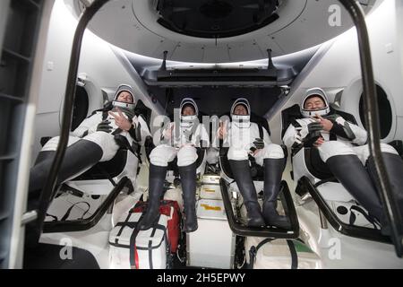 Florida, Stati Uniti. 9 novembre 2021. L'astronauta dell'ESA (Agenzia spaziale europea) Thomas Pesquet, a sinistra, gli astronauti della NASA Megan McArthur e Shane Kimbrough, E Giappone Aerospace Exploration Agency (JAXA) astronauta Aki Hoshide, a destra, sono visti all'interno della navicella spaziale SpaceX Crew Dragon Endeavour a bordo della nave di recupero SpaceX GO Navigator poco dopo essere atterrato nel Golfo del Messico al largo della costa di Pensacola, Florida, lunedì 8 novembre 2021. Credit: UPI/Alamy Live News Foto Stock