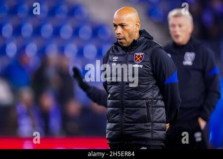 GENK, BELGIO - 4 NOVEMBRE: Il primo Team Coach Paul Nevin del West Ham United si presenta durante il Gruppo H - UEFA Europa League partita tra KRC Genk e West Ham United alla Cegeka Arena il 4 novembre 2021 a Genk, Belgio (Foto di Joris Verwijst/Orange Pictures) Foto Stock