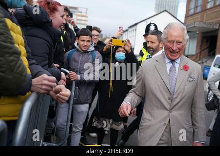 Il Principe del Galles, presidente della Prince's Trust, ride con i membri del pubblico mentre parte un incontro con Cheryl Tweedy e i giovani locali sostenuti dalla carità al Prince's Trust Cheryl's Trust Center di Newcastle durante una visita a Tyne and Wear. Data foto: Martedì 9 novembre 2021. Foto Stock