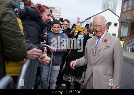 Il Principe del Galles, presidente della Prince's Trust, ride con i membri del pubblico mentre parte un incontro con Cheryl Tweedy e i giovani locali sostenuti dalla carità al Prince's Trust Cheryl's Trust Center di Newcastle durante una visita a Tyne and Wear. Data foto: Martedì 9 novembre 2021. Foto Stock