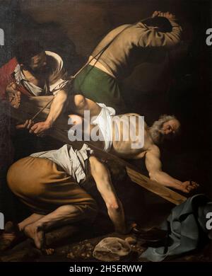 Roma. Italia. Basilica di Santa Maria del Popolo. Crocifissione di San Pietro (Crocifissione di san Pietro, 1601), di Caravaggio nella Cappella Cerasi. Foto Stock