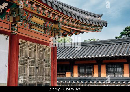 Sebyeonggwan Ufficio governativo architettura tradizionale coreana a Tongyeong, Corea Foto Stock