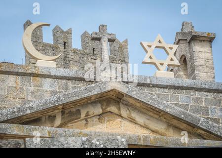 Tempio di molte religioni - Cristiano, Ebraico e Islamico - nella città di San Marino Foto Stock