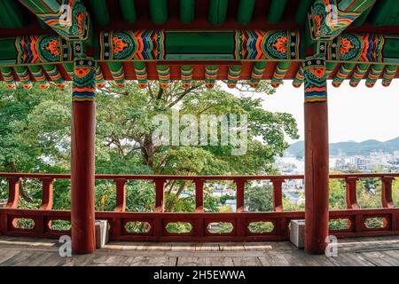 Sebyeonggwan Ufficio governativo architettura tradizionale coreana a Tongyeong, Corea Foto Stock