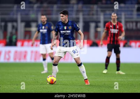 Alessandro Bastoni del FC Internazionale controlla la palla durante la Serie A match tra AC Milan e FC Internazionale . Foto Stock