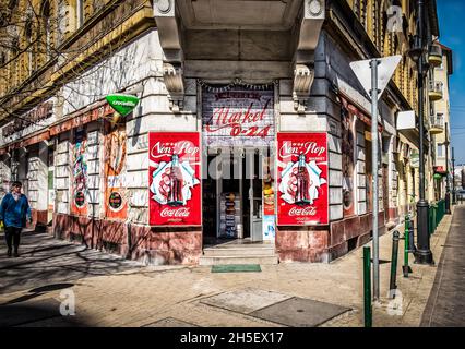 Budapest, Ungheria, marzo 2020, vista del negozio ABC non-Stop un negozio locale aperto 24 ore su 24 in via Mester Foto Stock