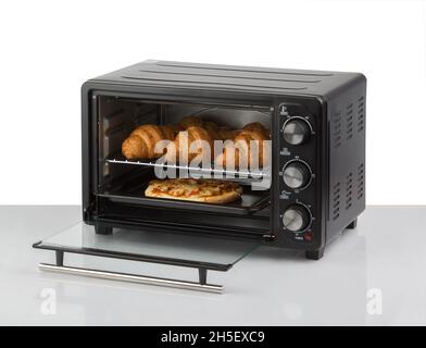 Elettrodomestici da cucina. Primo piano di un piccolo forno elettrico  aperto isolato su sfondo bianco. Macro. Tracciato di ritaglio Foto stock -  Alamy