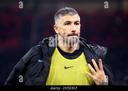 Aleksandar Kolarov del FC Internazionale si occupa durante la Serie di una partita tra AC Milan e FC Internazionale. Foto Stock