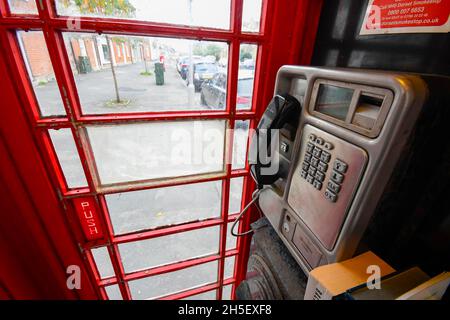 Bridport, Dorset, Regno Unito. 9 novembre 2021. Una scatola telefonica rossa in South Street a Bridport in Dorset. L'UFCOM esorta le persone a utilizzare la propria cassetta telefonica locale o rischia di averla rimossa dopo aver stimato che sono necessari solo 5000 telefoni pubblici, dopo che le cifre mostrano che alcune delle 21,000 scatole rimanenti non sono state utilizzate per 2 anni. Picture Credit: Graham Hunt/Alamy Live News Foto Stock