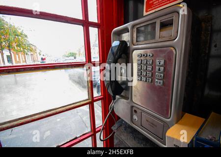 Bridport, Dorset, Regno Unito. 9 novembre 2021. Una scatola telefonica rossa in South Street a Bridport in Dorset. L'UFCOM esorta le persone a utilizzare la propria cassetta telefonica locale o rischia di averla rimossa dopo aver stimato che sono necessari solo 5000 telefoni pubblici, dopo che le cifre mostrano che alcune delle 21,000 scatole rimanenti non sono state utilizzate per 2 anni. Picture Credit: Graham Hunt/Alamy Live News Foto Stock