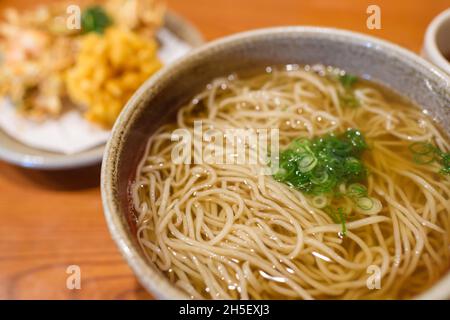 Tagliatelle di soba in stile giapponese con zuppa calda. Foto Stock