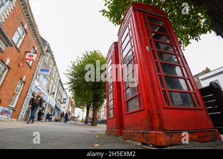 Bridport, Dorset, Regno Unito. 9 novembre 2021. Due scatole telefoniche rosse in West Street a Bridport in Dorset. L'UFCOM esorta le persone a utilizzare la propria cassetta telefonica locale o rischia di averla rimossa dopo aver stimato che sono necessari solo 5000 telefoni pubblici, dopo che le cifre mostrano che alcune delle 21,000 scatole rimanenti non sono state utilizzate per 2 anni. Picture Credit: Graham Hunt/Alamy Live News Foto Stock