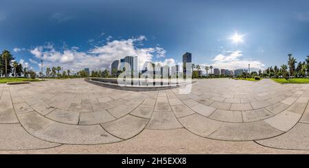 Visualizzazione panoramica a 360 gradi di 360 viste panoramiche hdri senza giunture sulla piazza vicino al mare o all'oceano con grattacieli con cielo blu e bel tempo in proiettili sferici equirettangari