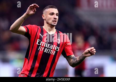 Rade Krunic dell'AC Milan guarda in serie Un incontro tra AC Milan e FC Internazionale. Foto Stock