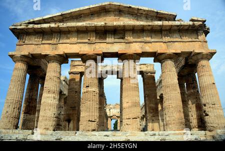 Tempio di Nettuno-Paestum, antica città di Magna Graecia chiamata dai Greci Poseidonia in onore di Poseidone, ma molto devota ad Atena e Hera. Foto Stock