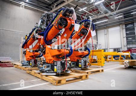 Emden, Germania. 9 novembre 2021. I robot di montaggio si trovano nella nuova sala per la produzione di automobili elettriche. Lo stabilimento VW di Emden è in fase di sviluppo nel primo impianto della bassa Sassonia per i veicoli elettrici. Credit: Sina Schuldt/dpa/Alamy Live News Foto Stock