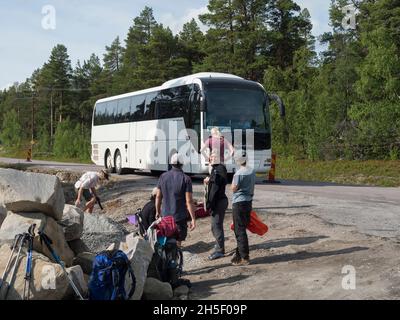 Vakkotavare, Norrbotten, Svezia, Agust 7, 2021: Gruppo di escursionisti e turisti che si trovano in autobus per Gallivare dopo aver camminato sul sentiero Kings Kungsleden Foto Stock