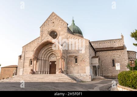 Il Duomo di Ancona (in italiano: Duomo di Ancona, Basilica Cattedrale Metropolitana di San Ciriaco) è una cattedrale cattolica romana situata ad Ancona, nel centro dell'Italia. Foto Stock