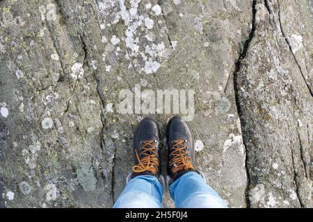 Donna che guarda giù sulle sue nuove scarpe invernali. Foto Stock