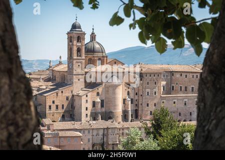 Monumenti storici d'Italia, Vista panoramica della città di Urbino con Palazzo Ducale e Cattedrale dalla Fortezza di Albornoz, sito UNESCO. Marche, Italia, Europa Foto Stock