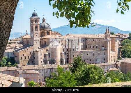 Monumenti storici d'Italia, Vista panoramica della città di Urbino con Palazzo Ducale e Cattedrale dalla Fortezza di Albornoz, sito UNESCO. Marche, Italia, Europa Foto Stock