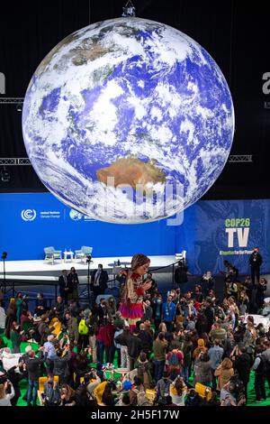 Glasgow, Scozia, Regno Unito. 9 Nov 2021. NELLA FOTO: Giant Puppet ‘Little Amal’ prende il centro della scena nella OVO Arena alla COP26 Climate Change Conference con un banner sottostante che rivela le parole “1.8 MILIONI DI PERSONE DICONO: CSAVE OUT FUTURE NOW” Credit: Colin Fisher/Alamy Live News Foto Stock