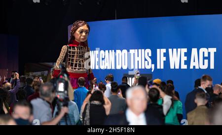 Glasgow, Scozia, Regno Unito. 9 Nov 2021. NELLA FOTO: Giant Puppet ‘Little Amal’ prende il centro della scena nella OVO Arena alla COP26 Climate Change Conference con un banner sottostante che rivela le parole “1.8 MILIONI DI PERSONE DICONO: CSAVE OUT FUTURE NOW” Credit: Colin Fisher/Alamy Live News Foto Stock