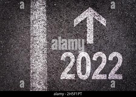 Direzione 2022 scritto su fondo stradale asfaltato, illustrazione degli obiettivi di business del nuovo anno Foto Stock