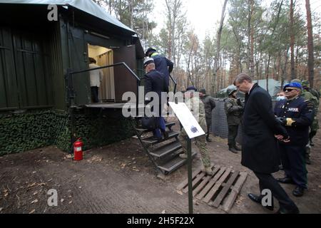 REGIONE DI KYIV, UCRAINA - 8 NOVEMBRE 2021 - i membri dell'Associazione Kyiv degli attaccanti militari e delle organizzazioni internazionali visitano l'Internazionale Foto Stock