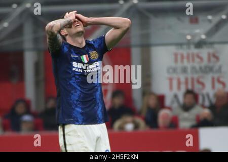 Milano, Italia. 7 novembre 2021. Alessandro Bastoni dell'Inter in azione durante la Serie Una partita di calcio tra AC Milan e FC Internazionale allo Stadio Giuseppe Meazza, il 07 novembre 2021 a Milano (Foto di Mairo Cinquetti/Pacific Press/Sipa USA) Credit: Sipa USA/Alamy Live News Foto Stock