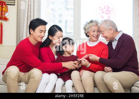 Famiglie felici per celebrare il nuovo anno Foto Stock