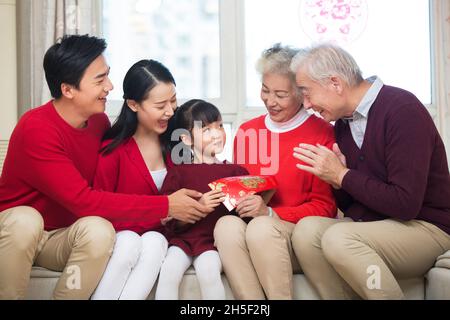 Famiglie felici per celebrare il nuovo anno Foto Stock